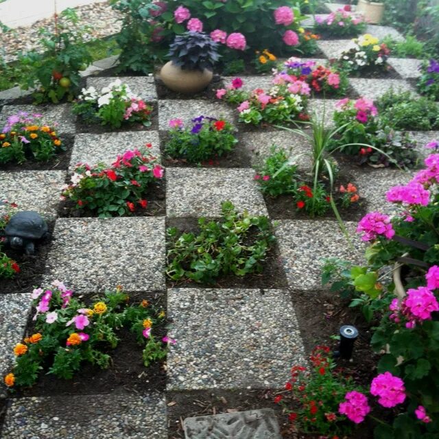 Плитка клумбы фото Pin by Maria Baeza Ferrada on accesorios jardín in 2024 Pallets garden, Small ba