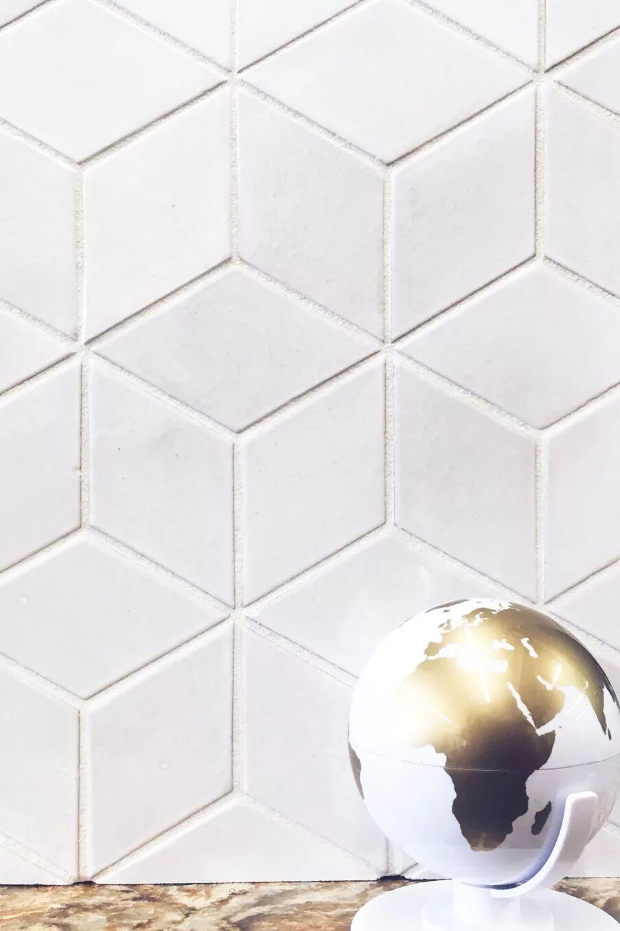 Плитка куба в интерьере ванной Medium Diamonds - 130 White White kitchen backsplash, Modern tile backsplash, Ge