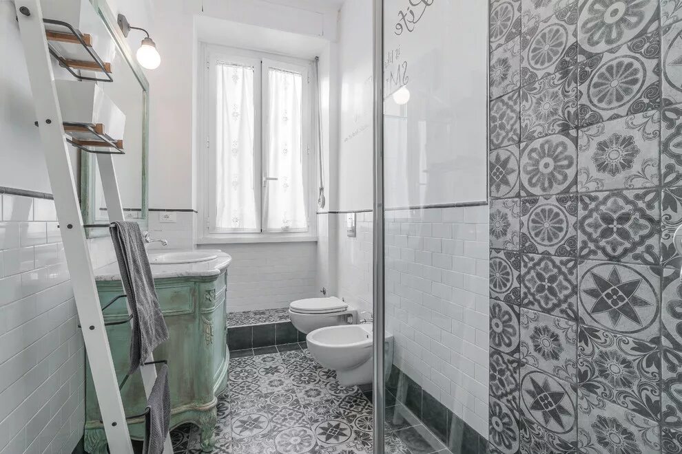 Плитка куба в интерьере ванной Bagno con piastrelle spagnole - Стиль шебби-шик - Ванная комната - Рим - от эксп