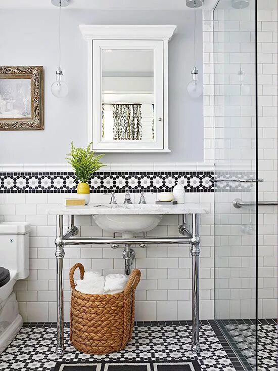 Плитка куба в интерьере ванной фото Small, intricate mosaic patterns pair with plain white subway tiles to create a 