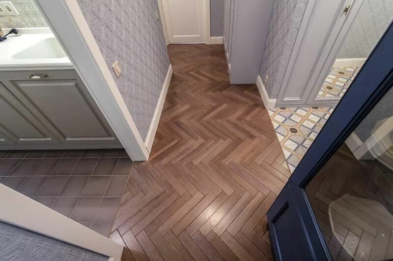 Плитка ламинат в прихожей фото Как выбрать плинтусы для пола Источник: https://kitchendecorium.ru/remont/floor/