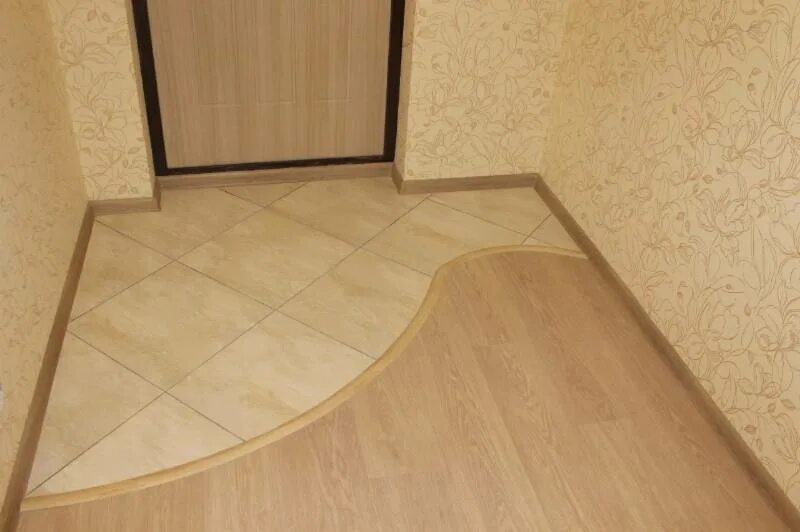 Плитка ламинат в прихожей фото Плитка на пол в коридор: или ламинат и стык? ответ и 69 фото