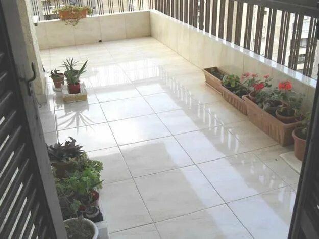 Плитка на балконе фото Modern Outdoor Flooring Ideas for Functional and Beautiful Balcony Designs Outdo