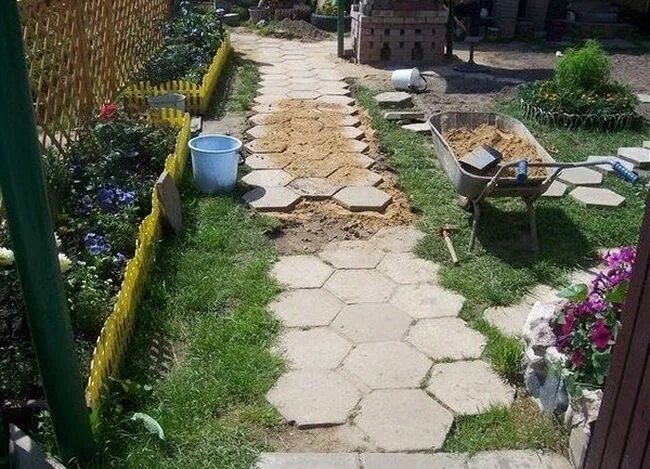 Плитка на даче своими руками видео Садовые дорожки, Строительные планы, Огород