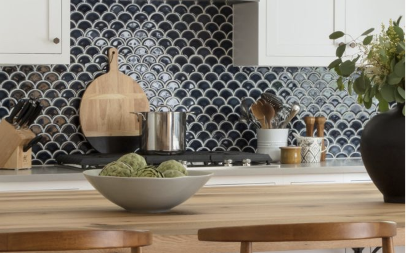 Плитка на фартук фото в интерьере If you’ve grown bored of subway tile but still want something simple and classic