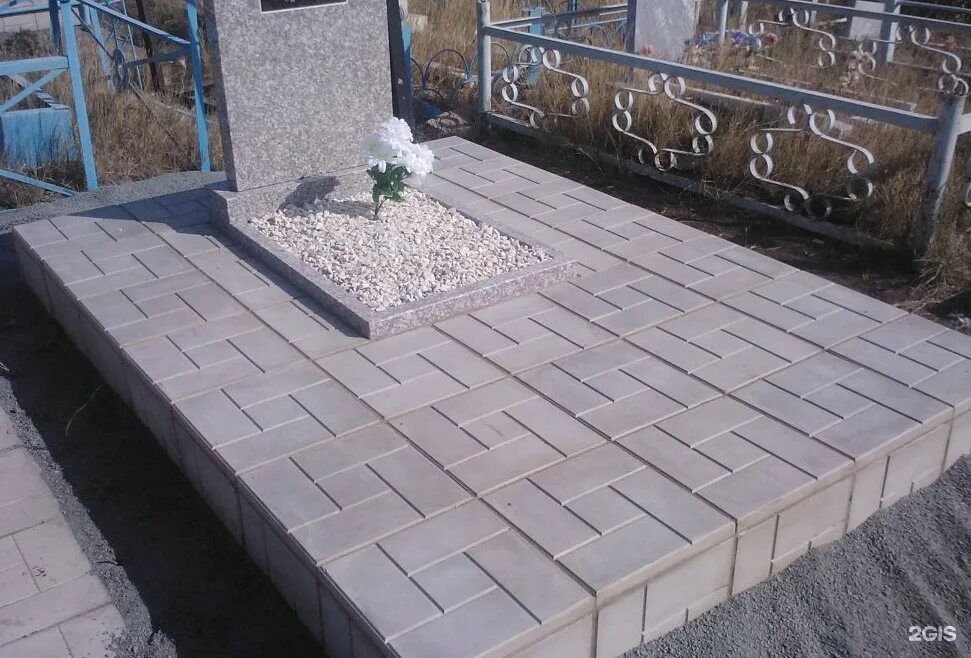 Плитка на кладбище фото благоустройство могилы Памятник, специализированная организация, улица Крупской, 69/2, Смоленск - 2ГИС