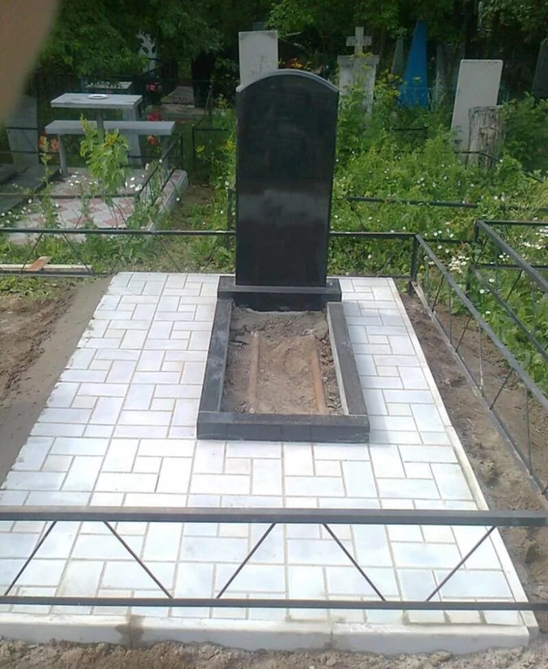 Плитка на кладбище фото благоустройство могилы Плитка на кладбище. Гранитная и тротуарная плитка.