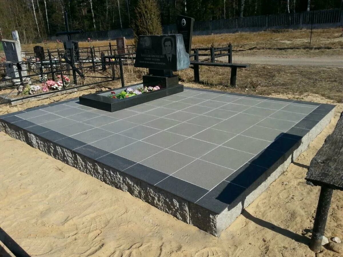 Плитка на кладбище фото благоустройство могилы Изготовление памятников и надгробий в Средних Челбасах: 120 граверов