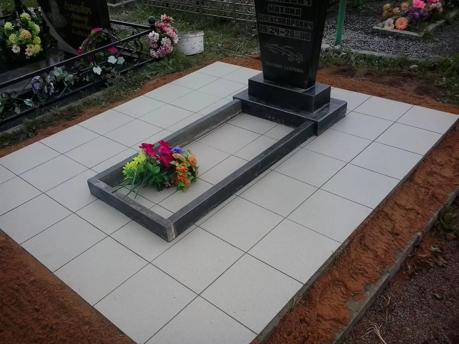 Плитка на кладбище фото благоустройство могилы Уход за могилами, услуги в Минске с ценами