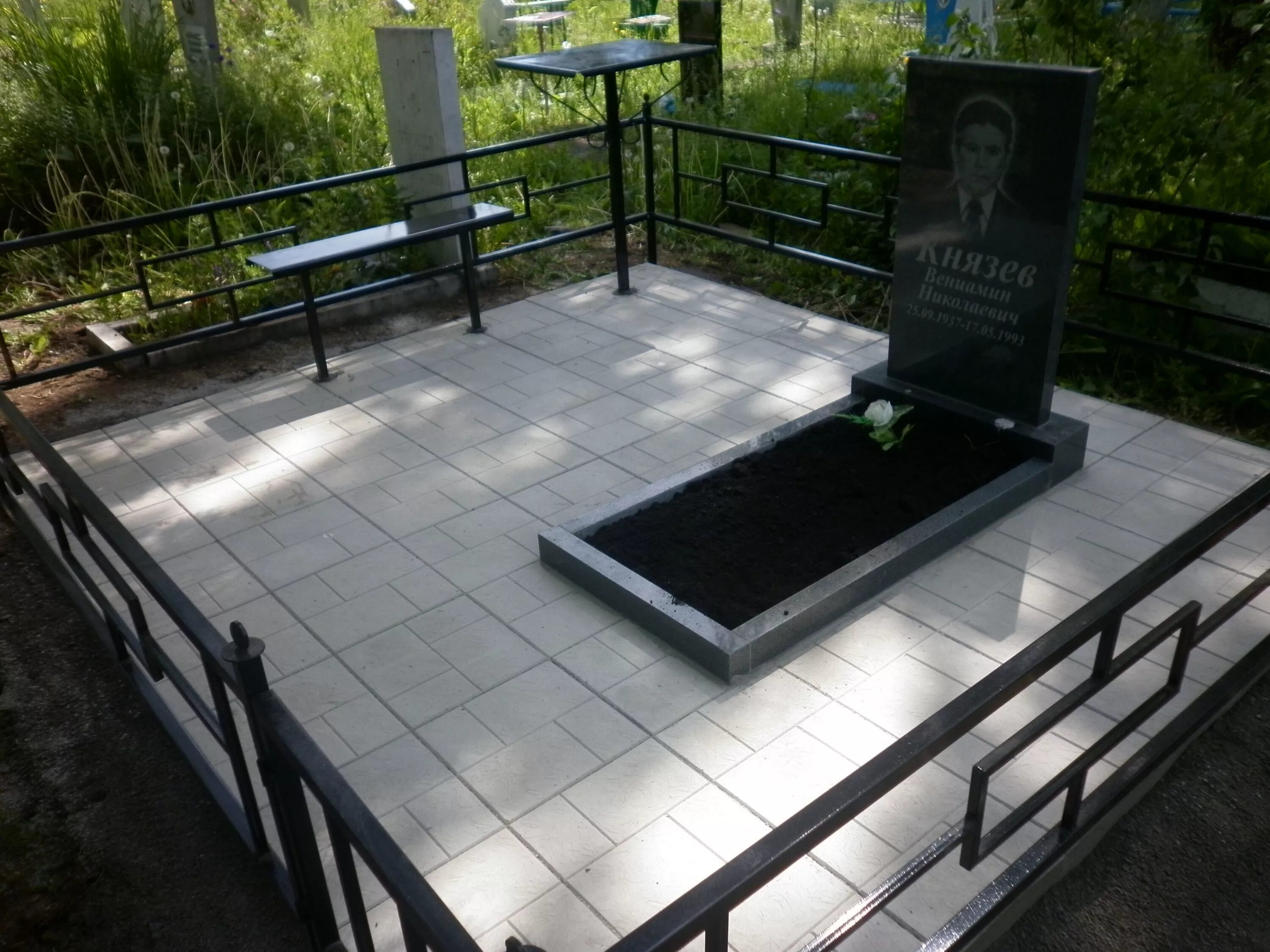 Плитка на кладбище цена и фото Образцы укладки плитки на кладбище