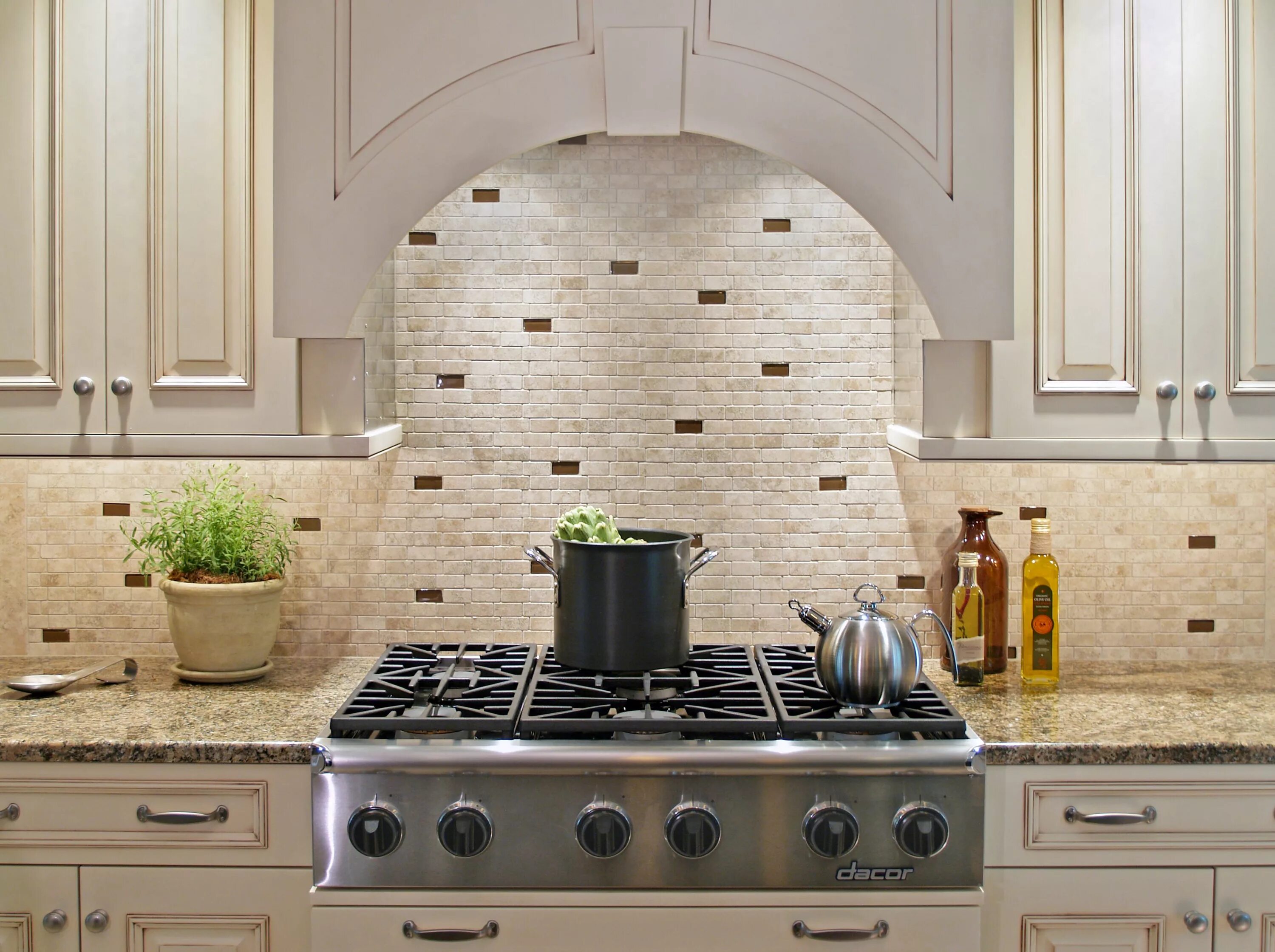 Плитка на кухню 2024 фото Reminds me of MBH's kitchen - love it Kitchen backsplash designs, Country kitche
