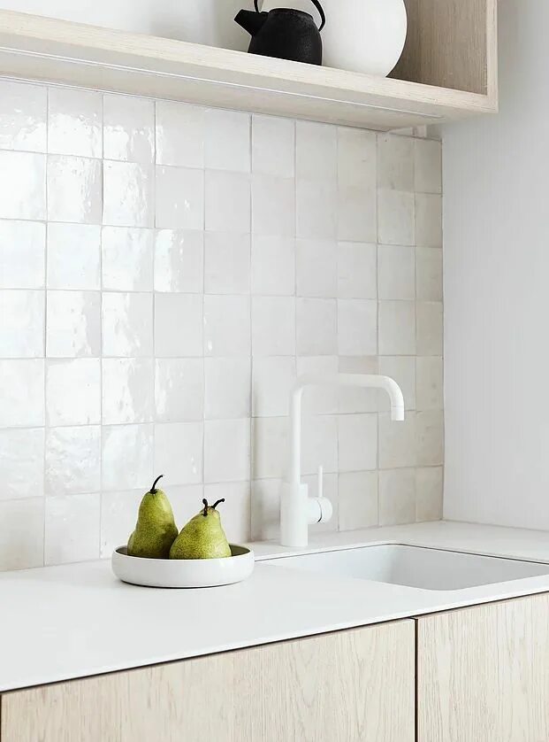Плитка на кухню белая фото Carole Whiting HOTHAM Kitchen splashback tiles, Kitchen splashback, Interior des