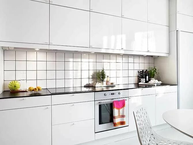 Плитка на кухню белая фото White-kitchen-furniture-for-small-space Kitchen design small, Kitchen design mod