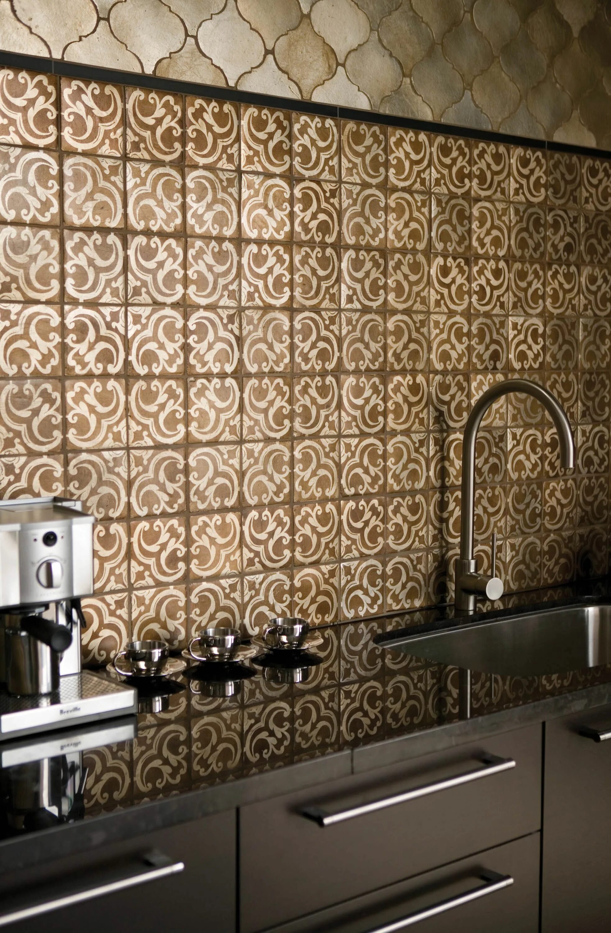 Плитка на кухню коричневая фото Moroccan tile Granite countertops kitchen, Kitchen countertops, Kitchen design s
