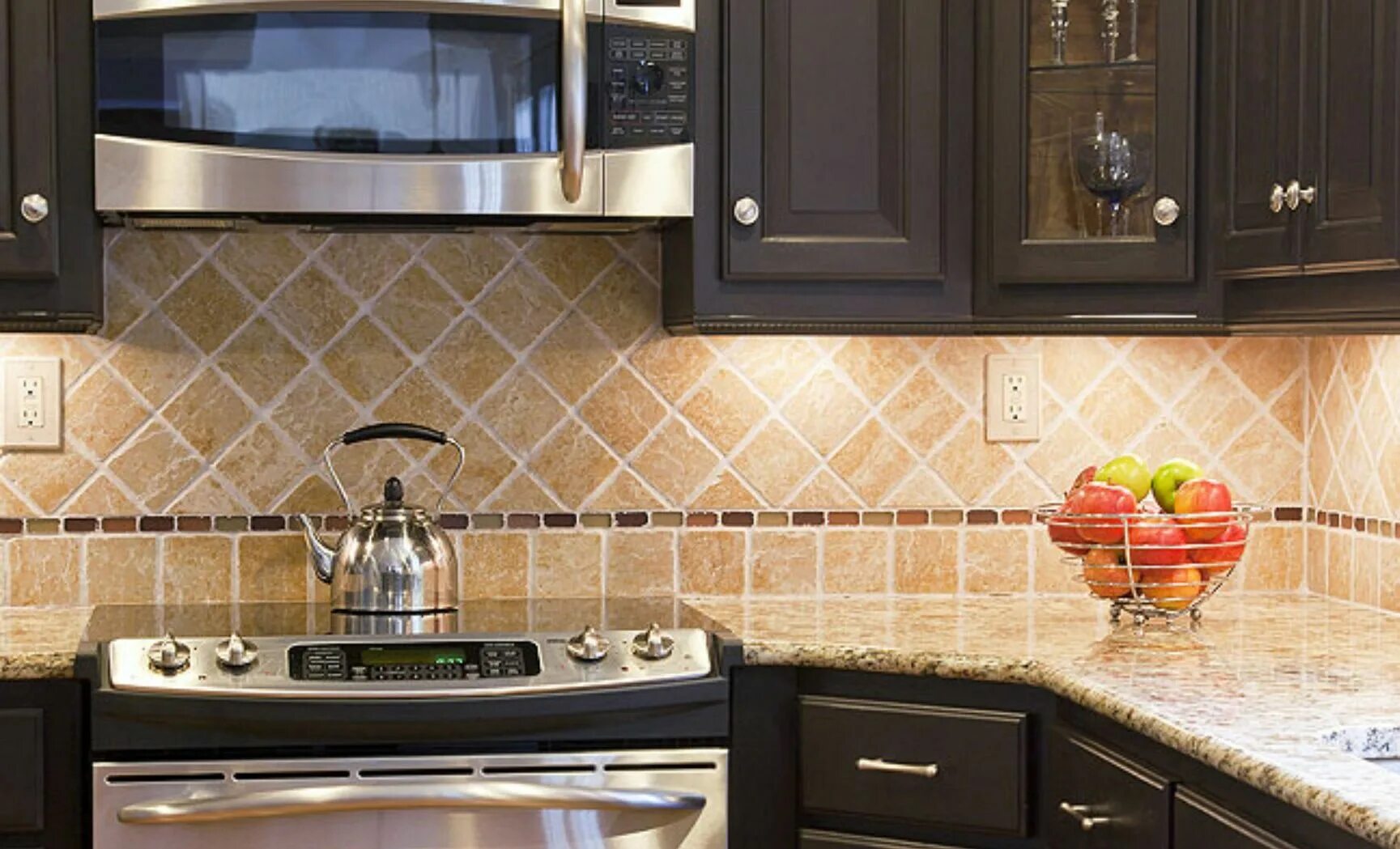 Плитка на маленькую кухню фото Backsplash. Black kitchen cabinets, Kitchen remodel, Kitchen cabinets