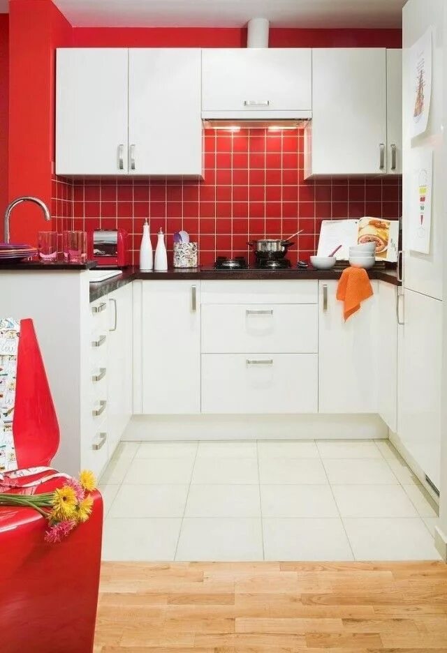 Плитка на маленькую кухню фото armoires de cuisine blanches murs-carrealge-rouges Armoire de cuisine, Cuisine b