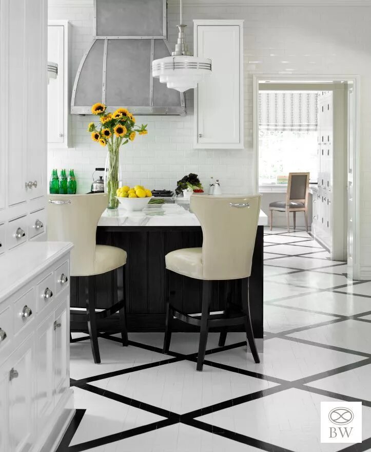 Плитка на пол интерьер кухни фото White, black & silver kitchen design. Super clean and classic Design by Beth Web