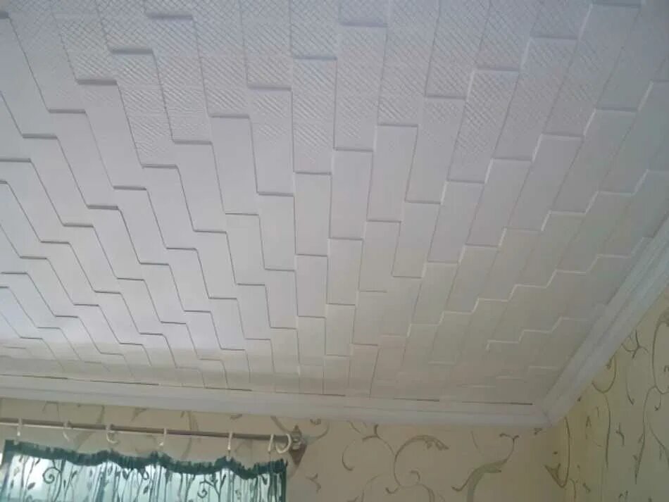 Плитка на потолок из пенопласта фото цена Потолок из пенопласта (43 фото): квадраты из бесшовных плиток, пенопластовые пан