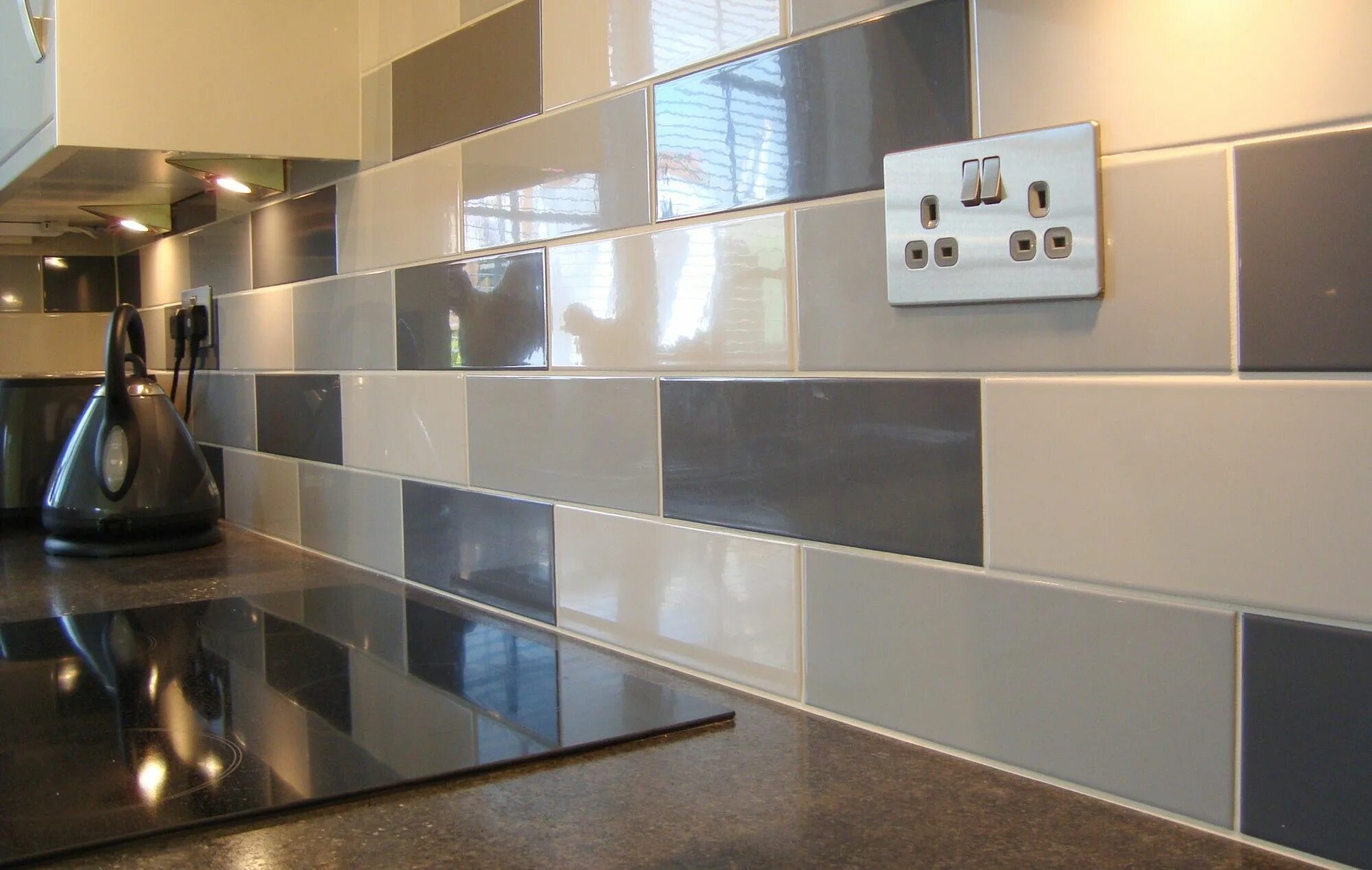 Плитка на рабочую стенку кухни фото Image result for cream kitchens with grey tiles Kitchen wall tiles, White wall t