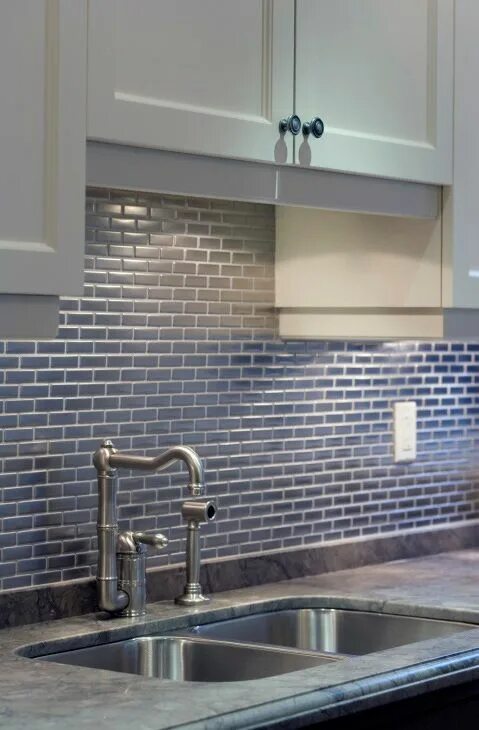 Плитка на рабочую стенку кухни фото Stainless Steel Mosaic 1x3 White kitchen backsplash, Kitchen remodel, Apartment 