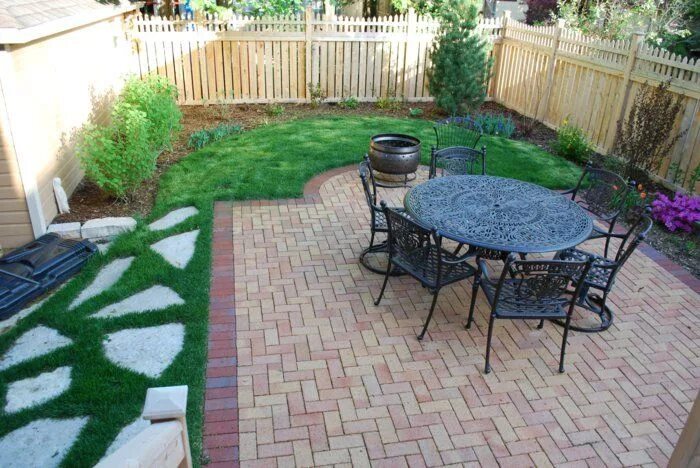 Плитка на участке частного дома фото Gehwegplatten verlegen und einen Hof mit Charakter gestalten Backyard landscapin