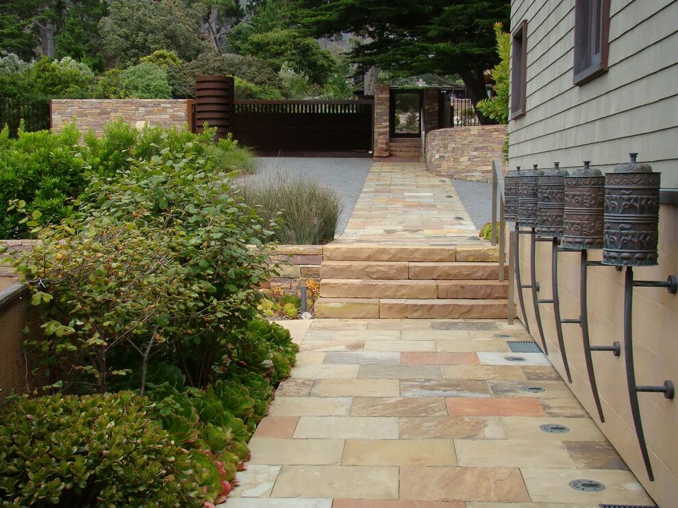 Плитка на участке частного дома фото Carmel Highlands - Современный - Сад - Сан-Франциско - от эксперта Randy Thueme 