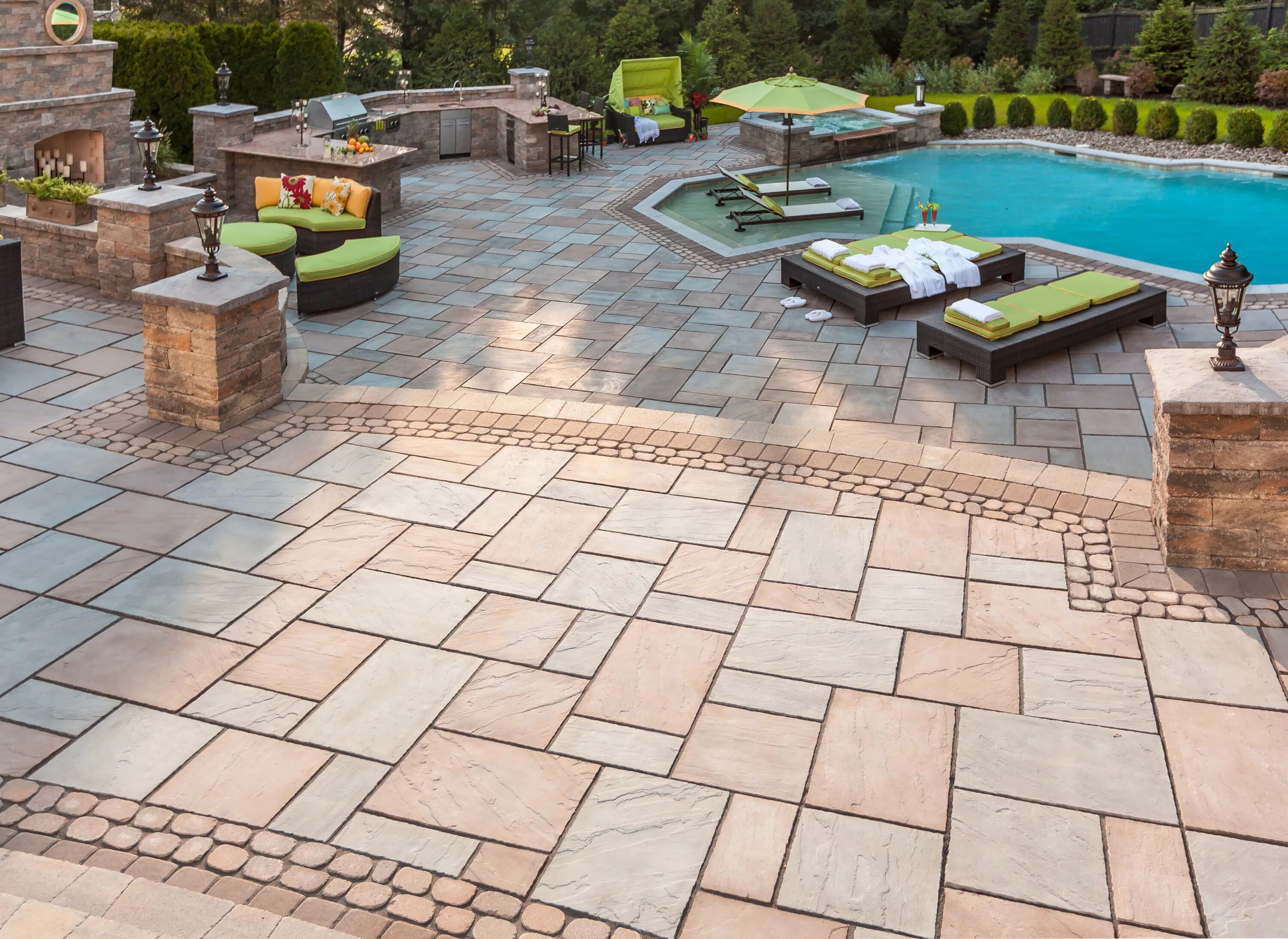 Плитка на улице фото Techo-Bloc, Monticello Antika Pillar with StonedgeCap Patio stones, Paver stone 