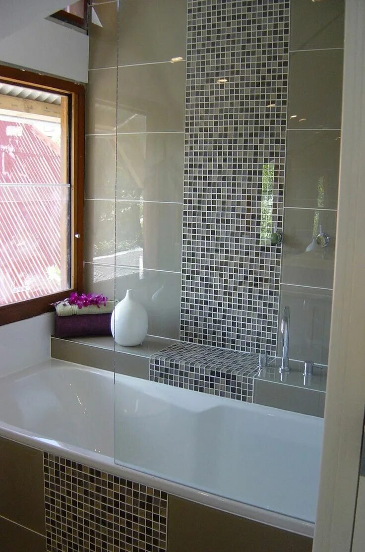 Плитка над ванной фото gray tile with glass accent shower - Google Search Glass tile bathroom, Glass ti