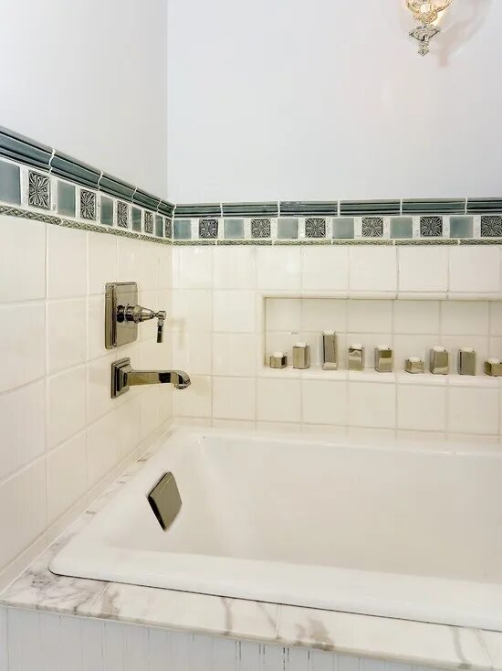 Плитка над ванной фото Built In Shelf Design. Дизайн ванной, Традиционная ванная, Встраиваемые полки