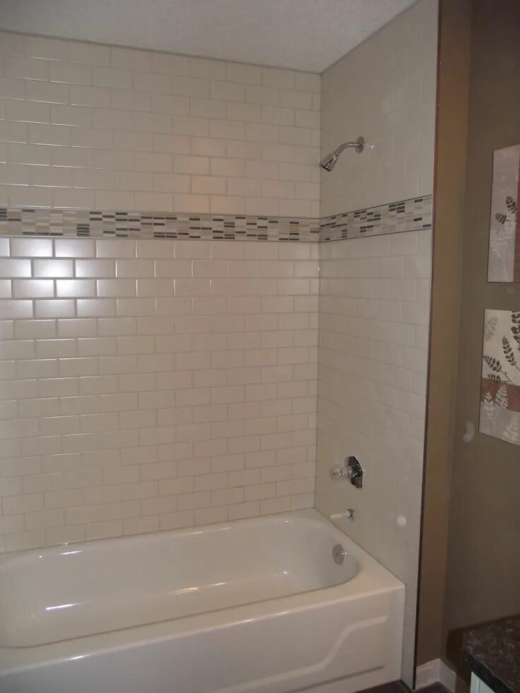 Плитка над ванной фото Main bathroom - White subway tile tub surround, offset pattern with nickel trim.