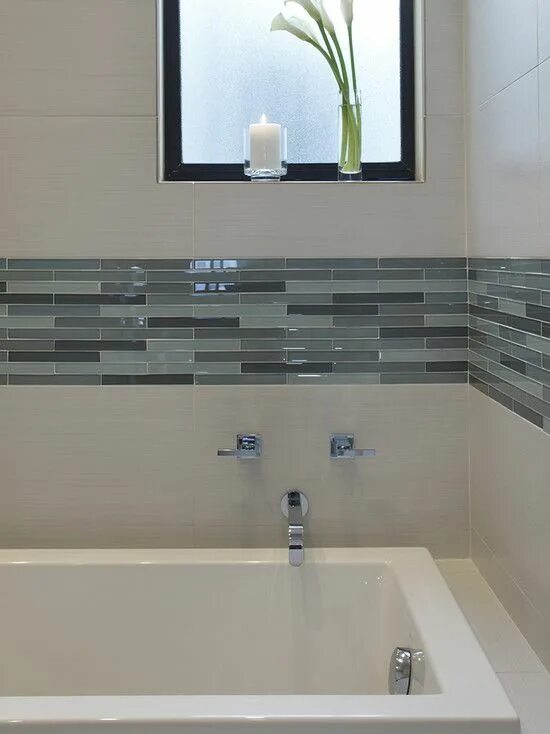 Плитка над ванной фото tub surround with glass tile accent Modern bathroom tile, Bathroom design, Bathr