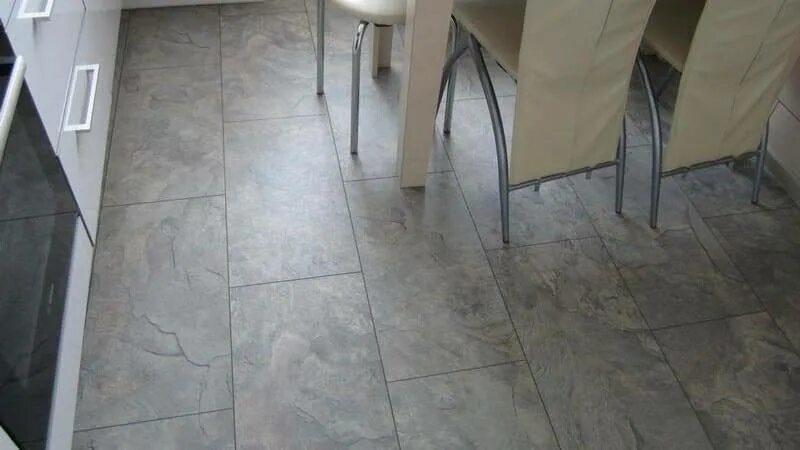 Плитка напольная для кухни нескользкая фото Ламинат под плитку: кухонный вариант с рисунком квадратами, белый квадратный лам