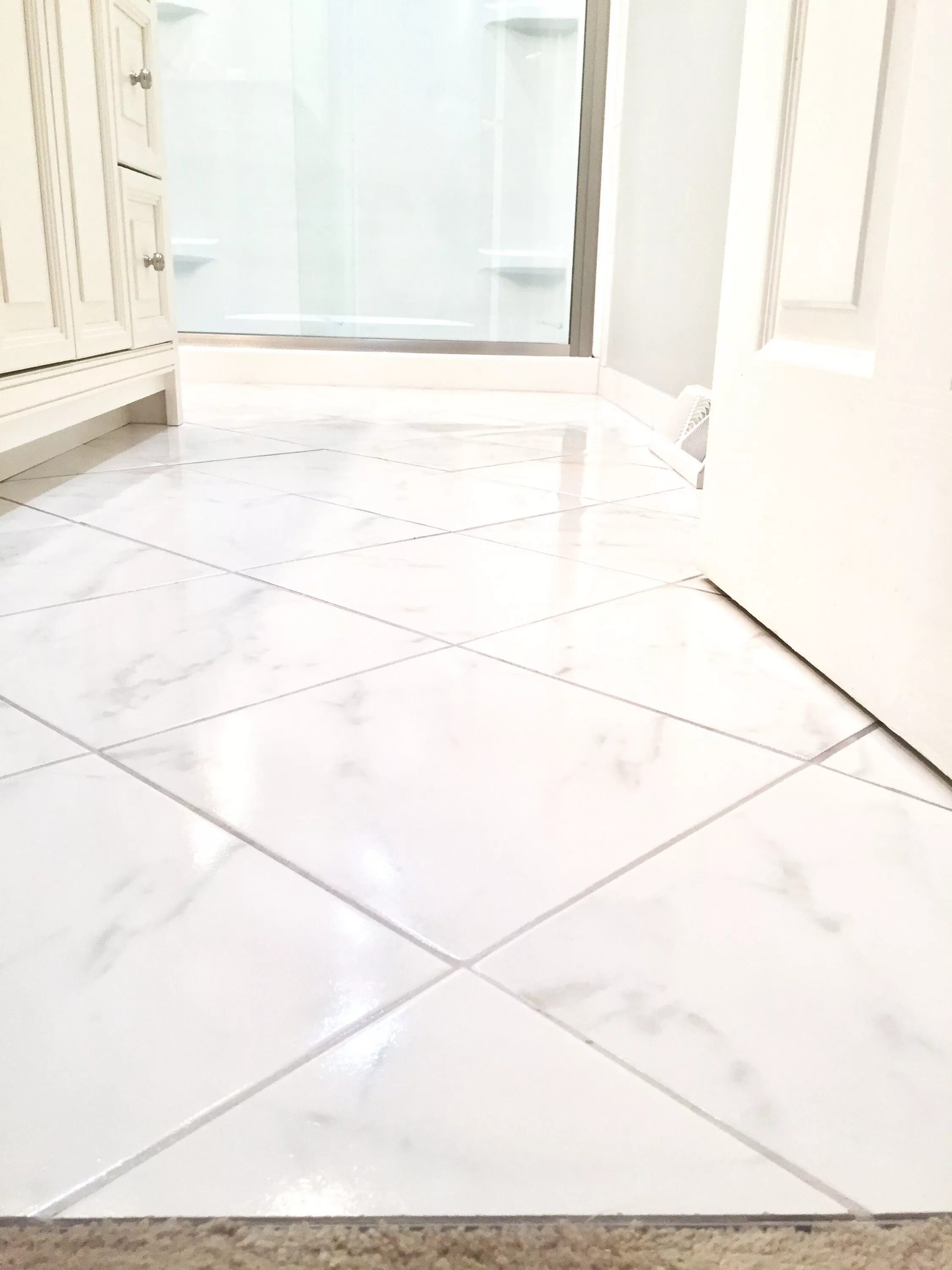 Плитка напольная светлая фото Marbled White Floor Tile and Bullnose