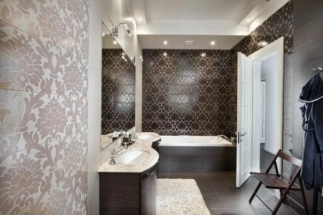 Плитка обои в интерьере Papier peint baroque - 30 idées de luxe et exubérence Carrelage salle de bain, P