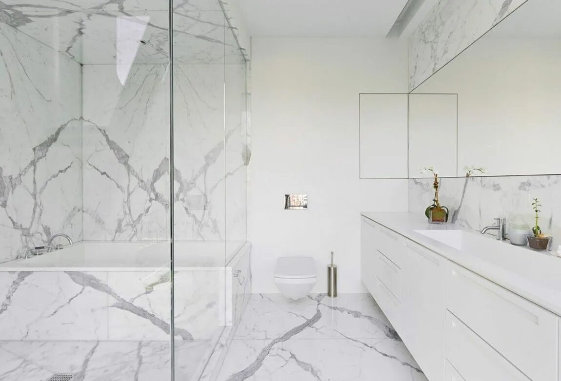 Плитка под белый мрамор фото The High Line by Design Development (12) White marble bathrooms, Modern master b