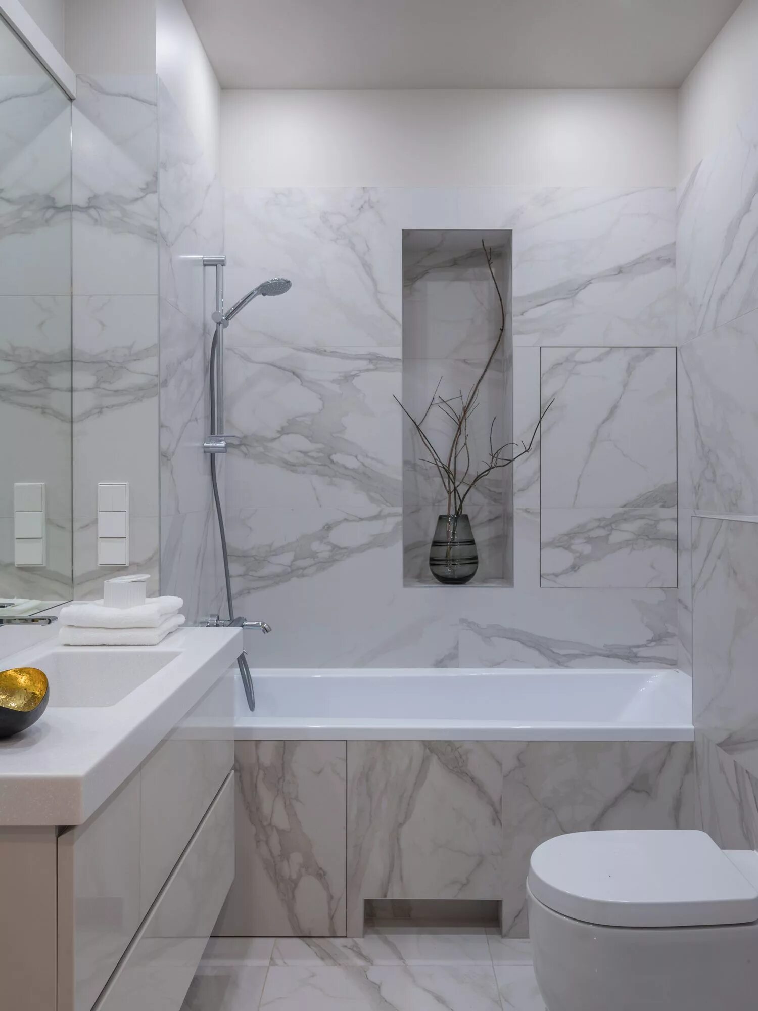 Плитка под белый мрамор в интерьере Апартаменты в Москве, 68 м² Bathroom interior design, Bathroom design small, Bat