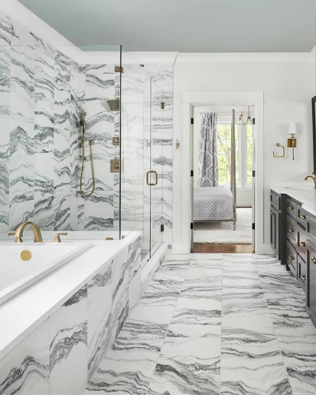 Плитка под белый мрамор в интерьере We're all about tile this week. This is one of our favorite master bathrooms EVE