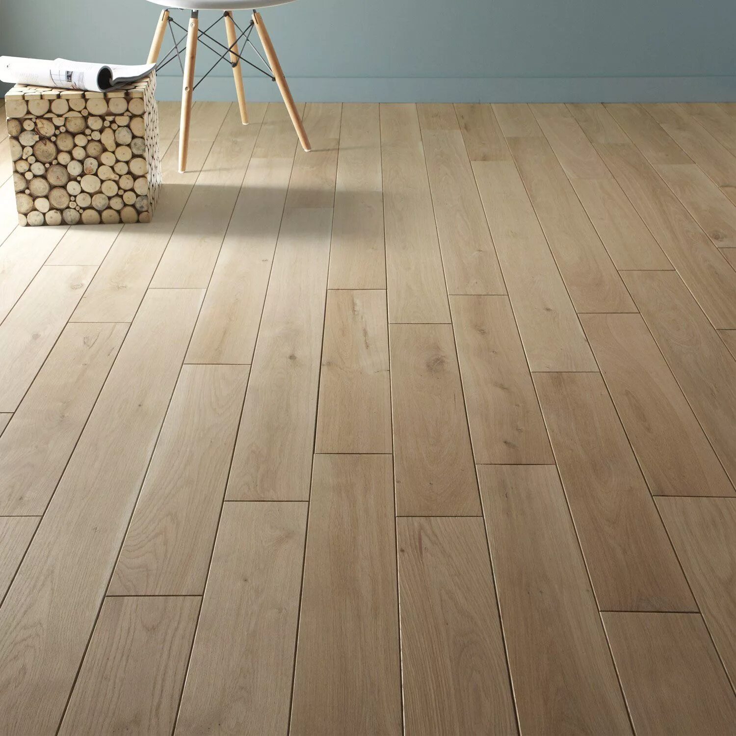 Плитка под дерево на полу фото Parquet massif ARTENS, largeur L, chêne brut Gạch
