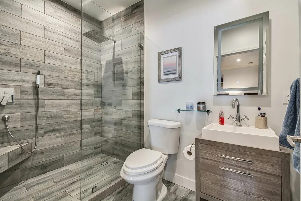 Плитка под дерево в ванной дизайн Garage conversion to apartment - Bathroom - Современный - Ванная комната - Лос-А