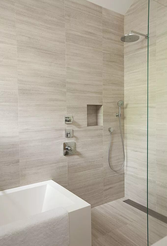 Плитка под ламинат в ванной фото KALKSTEN I BADRUM - OCH ETT PAR ORD OM STEN OCH TREND Bathroom tub shower combo,