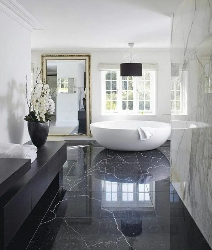 Плитка под мрамор в интерьере ванной Gloss Black Bathroom Furniture #Blackandwhitetilebathroom Salle de bains en marb