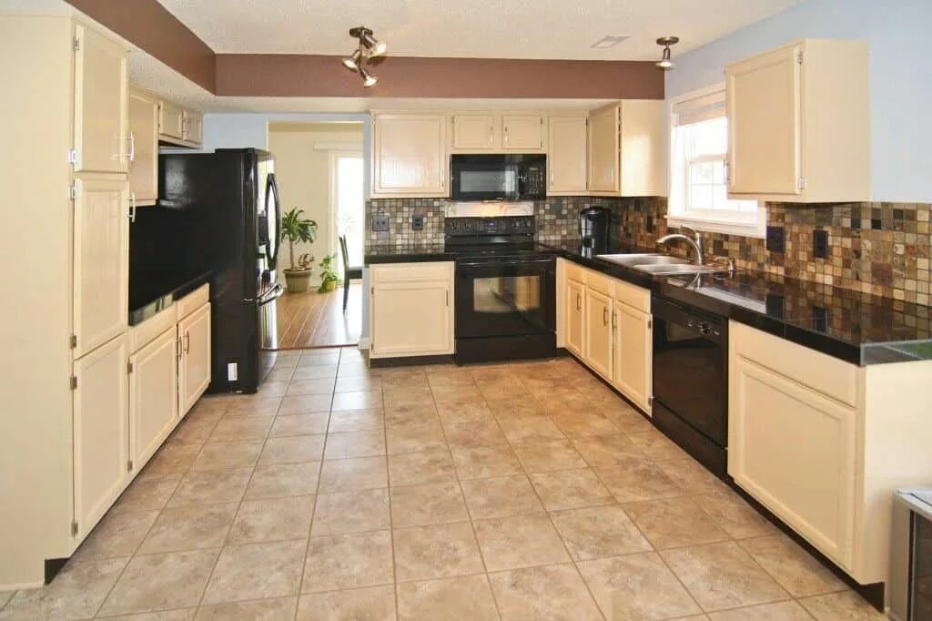 Плитка под светлую кухню фото Cleaning Your Black Kitchen Appliances House arrangements Kitchen, Black kitchen
