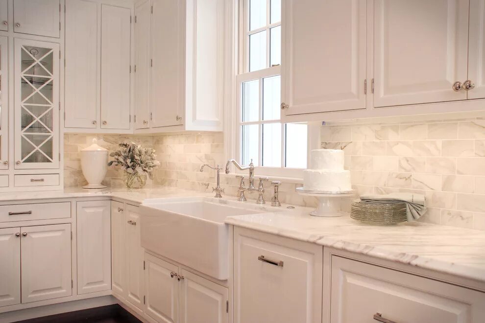 Плитка под светлую кухню фото Classic White Kitchen - Классический - Кухня - Кливленд - от эксперта House of L