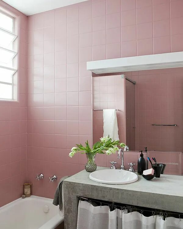 Плитка покрашенная краской фото Renueva tu baño por MENOS DE 100 € Projeto do banheiro, Azulejos rosas, Banheiro