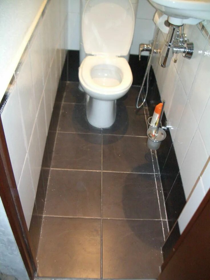 Плитка пол туалет фото Все строго: темный пол и светлые стены Flooring, Tile floor, Tiles
