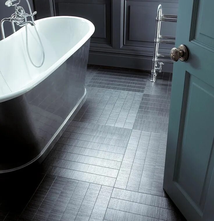 Плитка пвх в ванной комнате фото Amtico flooring with underfloor heating in a grey bathroom Bathroom flooring opt