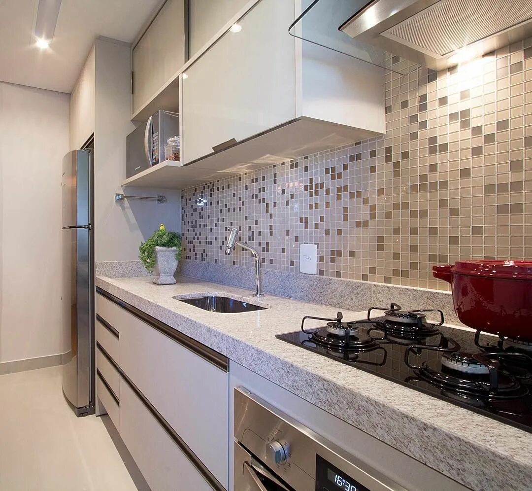 Плитка рабочая на кухне фото Cozinha com bancada em granito, parede com pastilha de vidro e armários superior