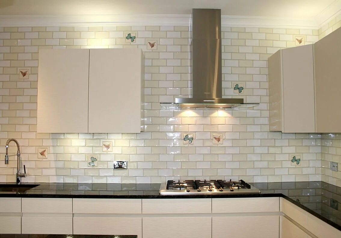 Плитка рабочая на кухне фото Top 28 Glass Kitchen Backsplash Ideas For Comfortable Kitchen Inspiration White 