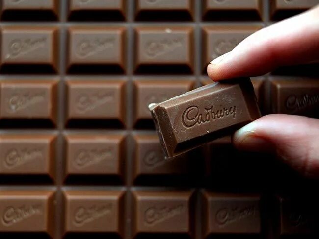 Плитка шоколада фото Cadbury’s chocolate ban In US puts Hershey’s in the dock IrishCentral.com Cadbur