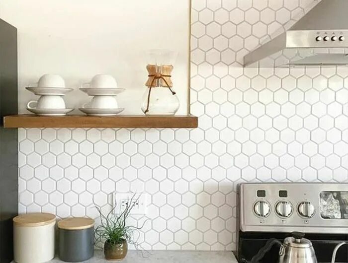 Плитка сотами на кухню фартук фото Le carrelage hexagonal - une tendance qui fait son grand retour Kitchen backspla